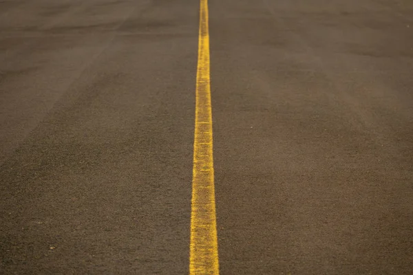 Straße mit gelber Linie in der Mitte — Stockfoto
