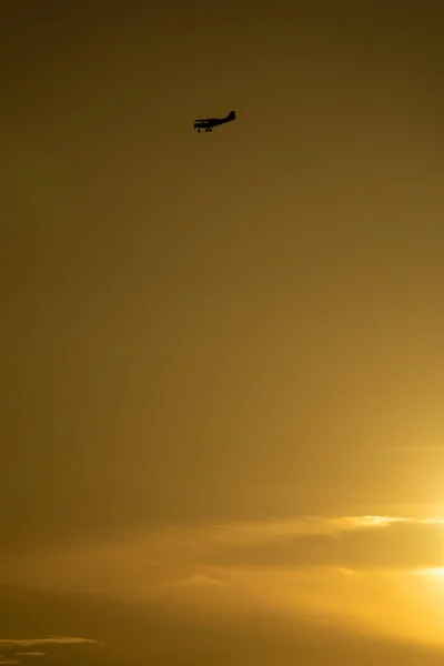 Profil von Leichtflugzeugen gegen orangen Himmel — Stockfoto