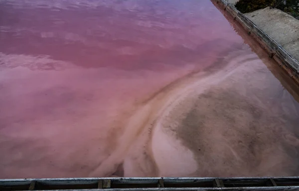 Rosa salt pool i saltmine, hörnet utsikt, bakgrundsstruktur — Stockfoto