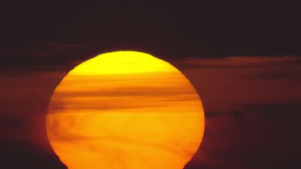 Ogromny pomarańczowy słońce z chmurami, szybki wschód słońca — Wideo stockowe