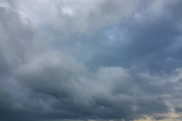 Cielo nublado fondo con nubes de color azul oscuro — Foto de Stock