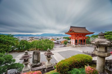 Bulutlu gökyüzü, ultra uzun pozlama ile alacakaranlıkta Kiyomizu-Dera Tapınağı