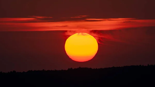 Wschód słońca nad górskim z chmury, ogromne słońce — Zdjęcie stockowe