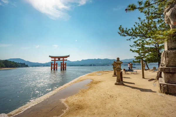 При Іцукусіма плаваючі Torii ворота на припливи — стокове фото