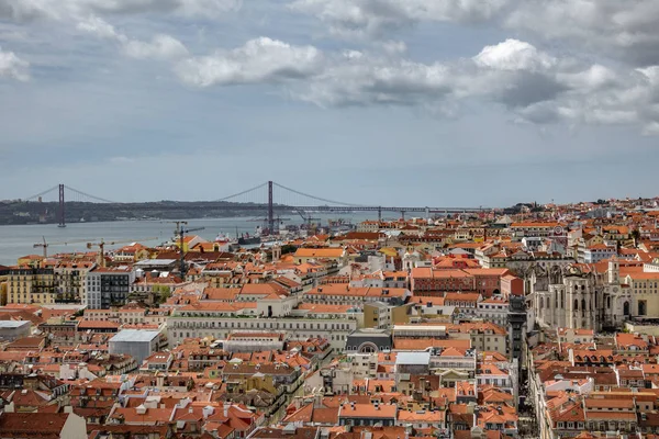 25 de Abril ponte sobre Lisboa e o rio Tejo — Fotografia de Stock