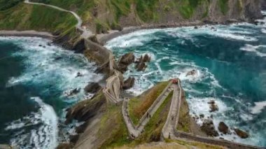 San Juan de Gaztelugatxe Adası en iyi görünümünü zikzak hızlandırılmış