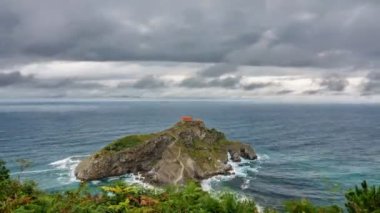 San Juan de Gaztelugatxe Adası ve kilise zaman atlamalı, üstten görünüm