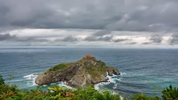 San Juan de Gaztelugatxe eiland en kerk time-lapse, bovenaanzicht — Stockvideo