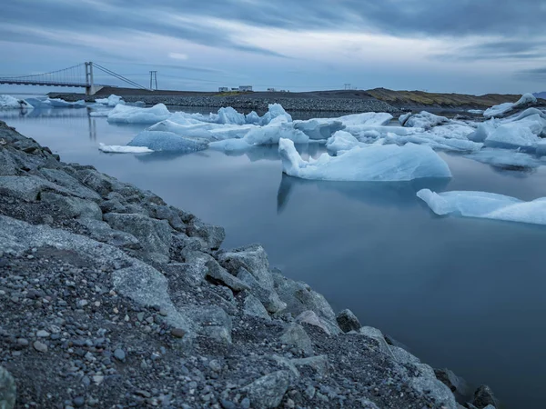 Icebergs azuis flutuando, exposição ultra longa — Fotografia de Stock