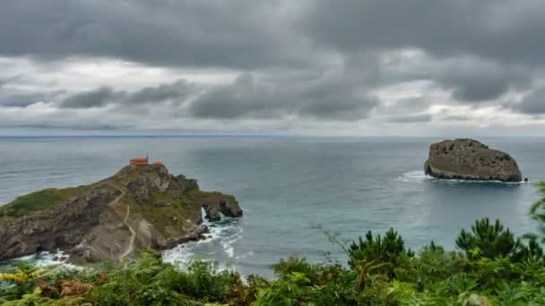 San Juan de Gaztelugatxe island, islet en kerk time-lapse, bovenaanzicht — Stockvideo