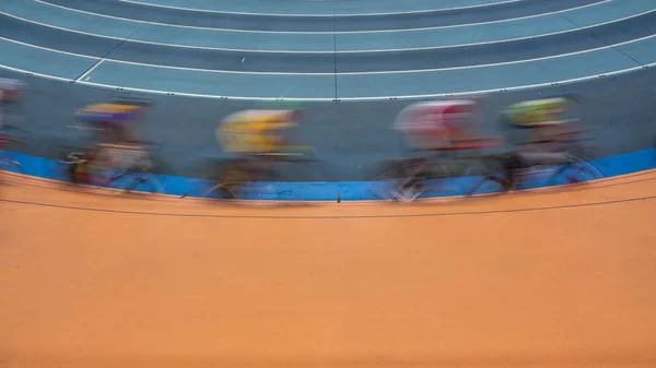 Spår cykling cyklister vid långsam slutartid — Stockfoto