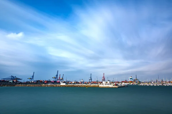 Порт Валенсии ультра длительное воздействие с шелковой водой — стоковое фото