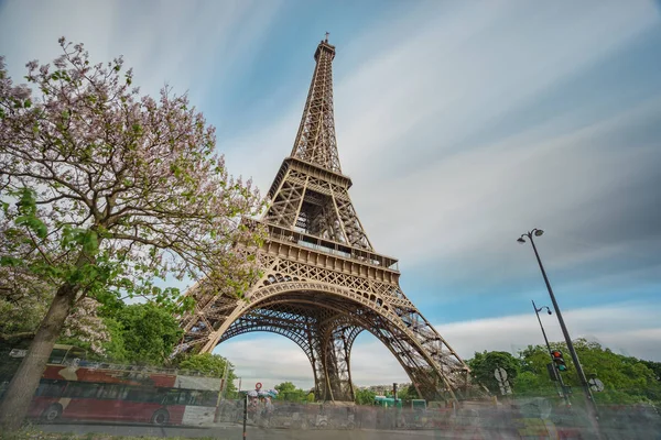 Eiffelturm unten Ansicht ultra lange Belichtung — Stockfoto