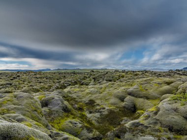 Hiç bitmeyen lav alanlarla İzlanda'daki dağlar, uzun pozlama