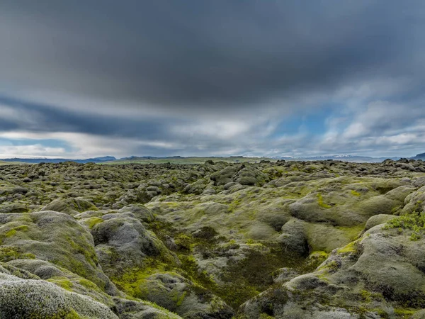 Campos de lava intermináveis na Islândia com montanhas, longa exposição — Fotografia de Stock