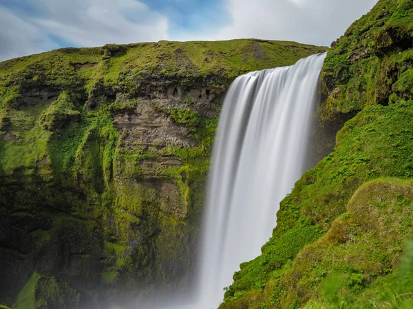 Skogafoss vodopád ultra dlouhé expozice střední zobrazení Royalty Free Stock Fotografie