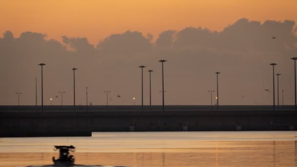 Вход в гавань с катером на восходе солнца — стоковое видео