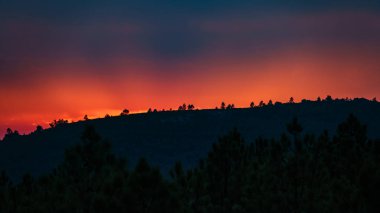 Gün batımından sonra dağlar, alevler ateş gibi