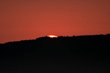 Biraz karanlık dağın yükselen güneş
