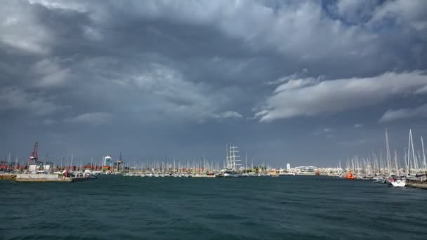 Bâtiment Veles i vents et timelapse d'entrée de la marina — Video