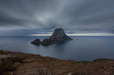 Bulutlar üzerinde gizemli ada, Es Vedra, ultra uzun pozlama