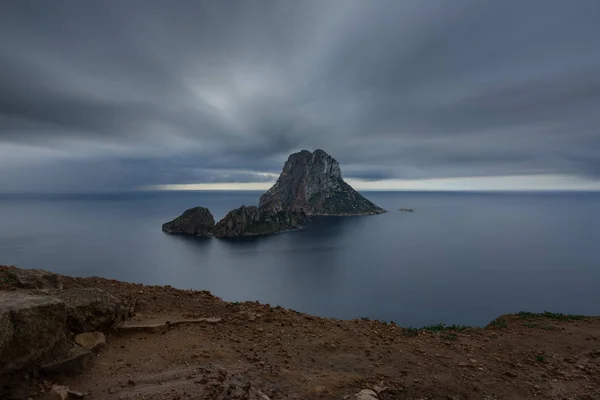 Nuvens sobre a misteriosa ilha de Es Vedra, exposição ultra longa — Fotografia de Stock