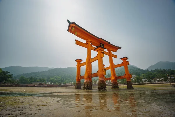 Torii gate, low tide with reflection, blurred motion ultra long exposure — Stock Photo, Image