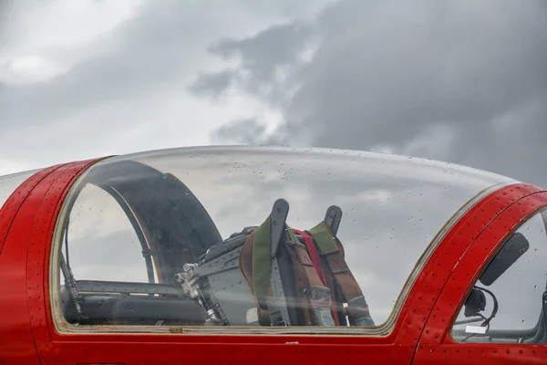 Профиль кабины реактивного самолета против облачного неба — стоковое фото