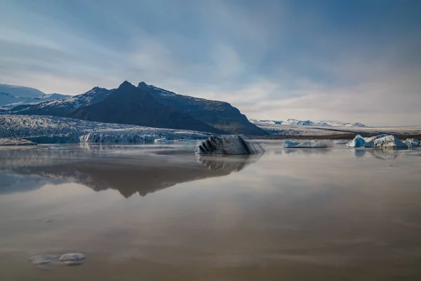 Blue icebergs, lagoon and glacier ultra long exposure — Stock Photo, Image