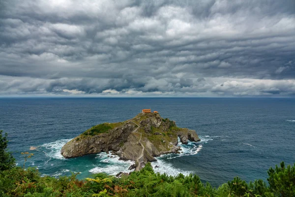 Chiesa di San Juan de Gaztelugatxe sotto la tempesta — Foto Stock