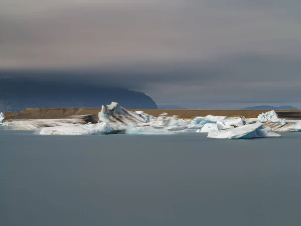 Icebergs azuis, lagoa e tempestade exposição ultra longa — Fotografia de Stock