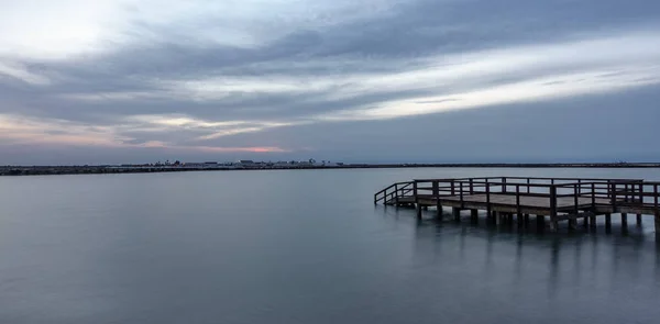 木製の桟橋が湖の日の出の長時間露光 — ストック写真