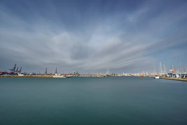 Вход в гавань Валенсии под ультрадлинным широким углом с шелковой водой — стоковое фото