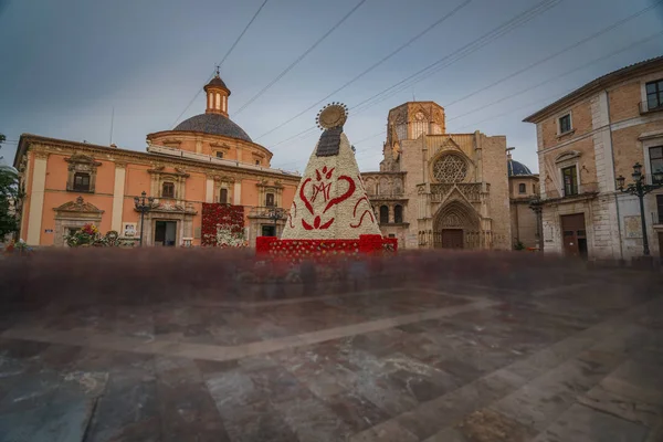 Blurred People visits virgin plaza on offering day, ultra long exposure, rear view — Stock Photo, Image