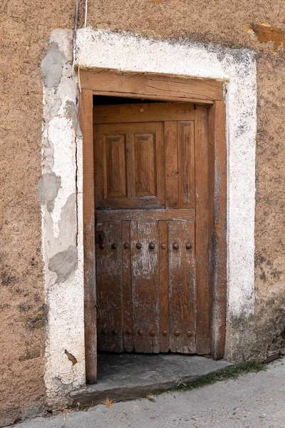 Old rusty wooden door, open to dark entrance — Stock Photo, Image