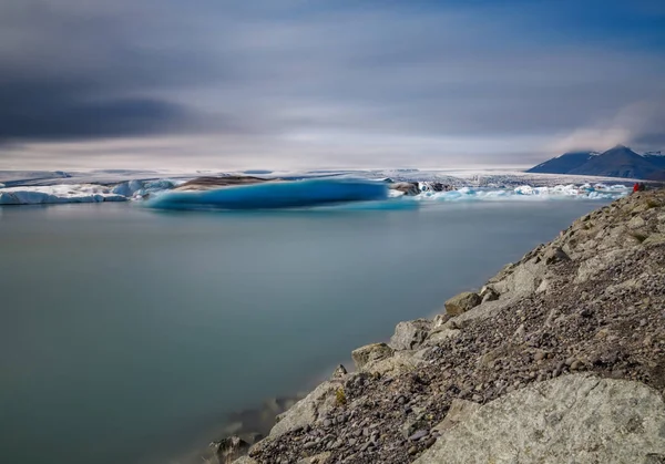 Icebergs flutuando em jokulsarlon, exposição ultra longa — Fotografia de Stock