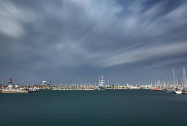 Valencia marina vchod ultra dlouhé expozice s hedvábí vodou — Stock fotografie