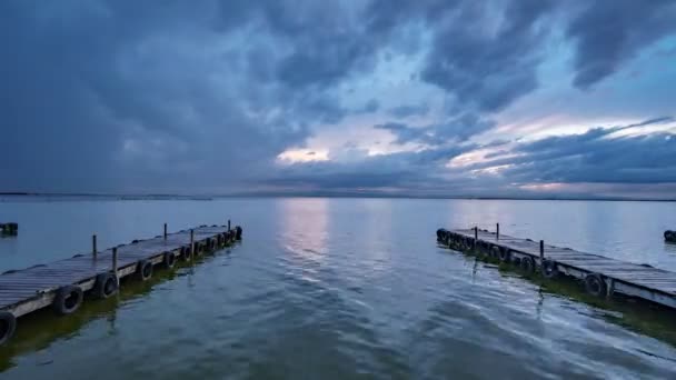 Albufera dřevěné molo s turisty timelapse za soumraku — Stock video
