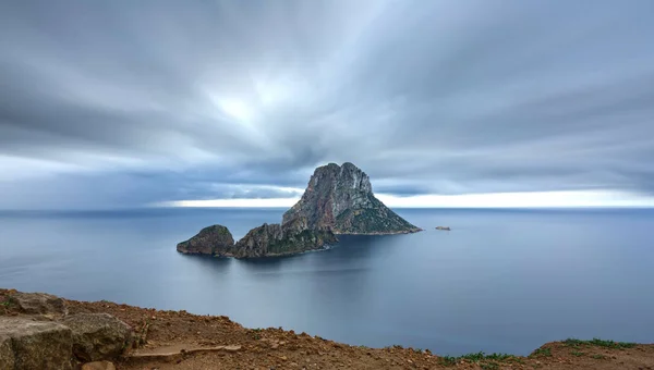 Moln över den mystiska ön av Es Vedra — Stockfoto