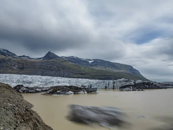 Glaciar e lagoa exposição ultra longa, grande ângulo — Fotografia de Stock