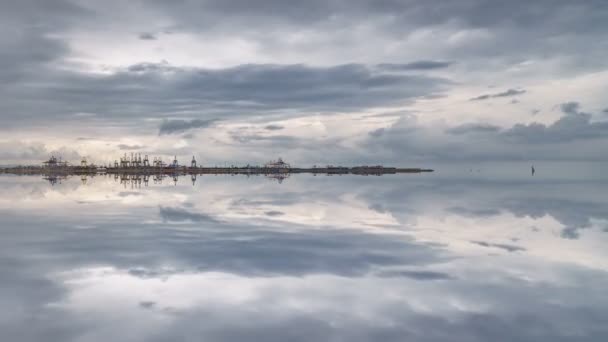 Puerto comercial, paisaje nublado y reflexión — Vídeo de stock