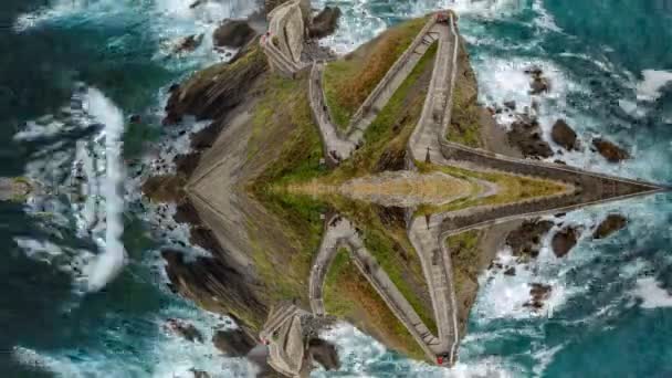 San Juan de Gaztelugatxe reflejo timelapse de zigzag — Vídeo de stock