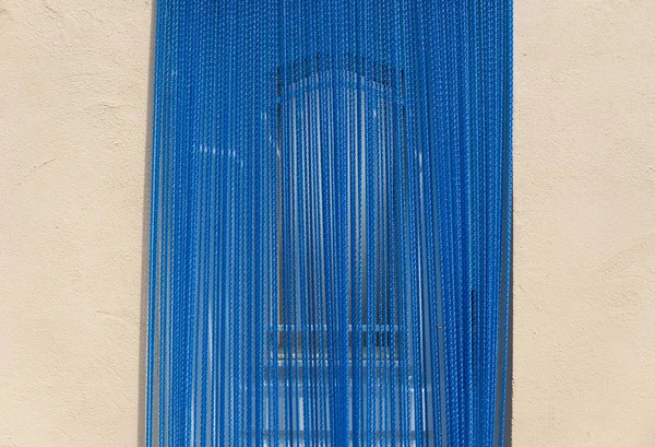 Blauwe rubber gordijn bij residentiële thuis ingang — Stockfoto