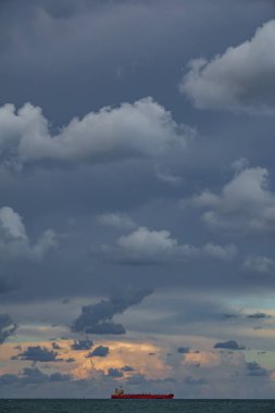 Kargo gemisi günbatımında ufuk üstünde