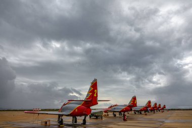 Jet eğitmen Casa C-101 Aviojet, bulutlu gökyüzü karşı kartal devriye bilinen gelişmiş.