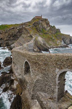 San Juan de Gaztelugatxe alt görünümü, dikey kompozisyon