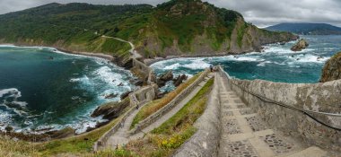 San juan de Gaztelugatxe merdivenlerde. Ultra geniş panorama