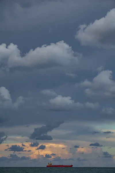 Грузовой корабль на вершине горизонта на закате — стоковое фото