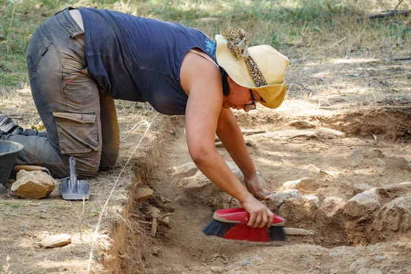 Arqueólogo mulher trabalhando com vassoura em forte antigo, Zamora — Fotografia de Stock