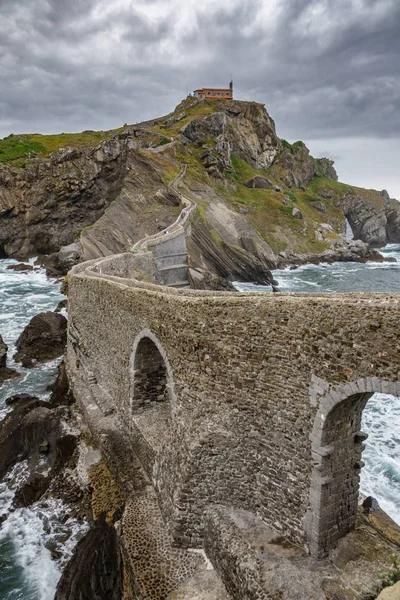 San Juan de Gaztelugatxe vista dal basso, composizione verticale — Foto Stock